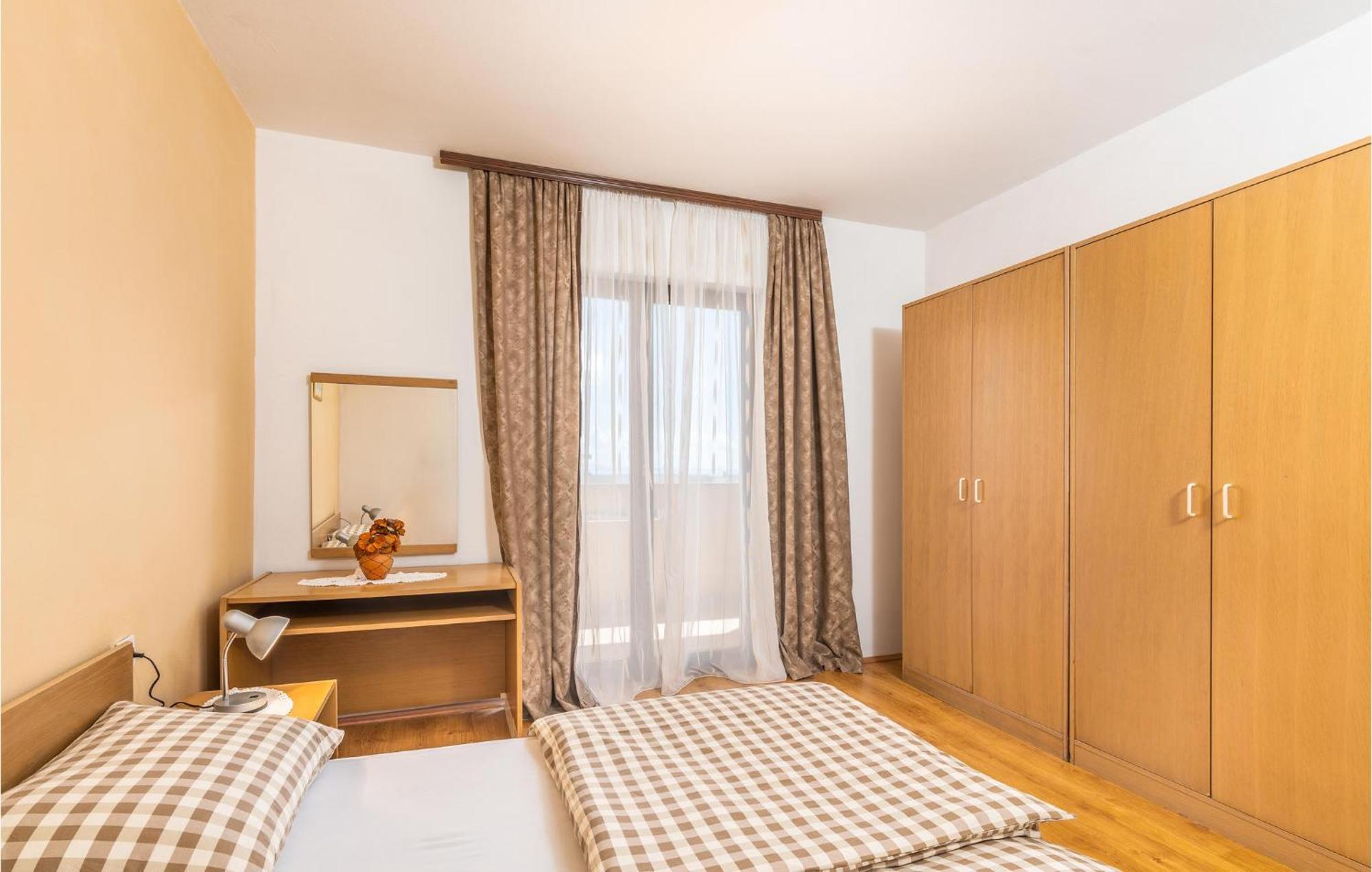 Apartment Gorgeous In Krk With Wifi *